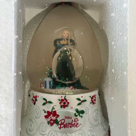 Happy holidays barbie 2004 musical water globe , vintage barbie - Picture 9 of 13
